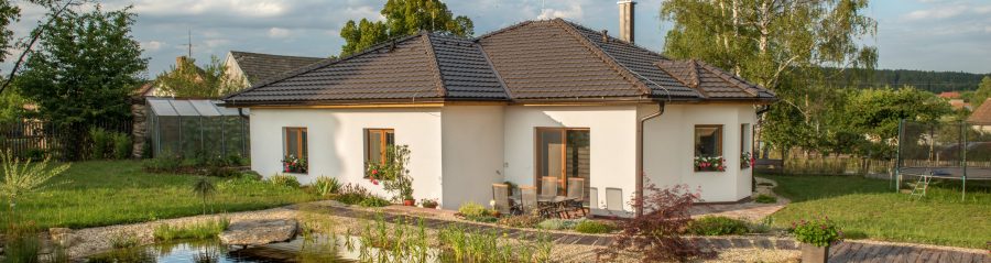 Reference rodinný dům Častrov 2019 - střešní krytina Tondach Stodo 12 engoba tmavě hnědá | Wienerberger