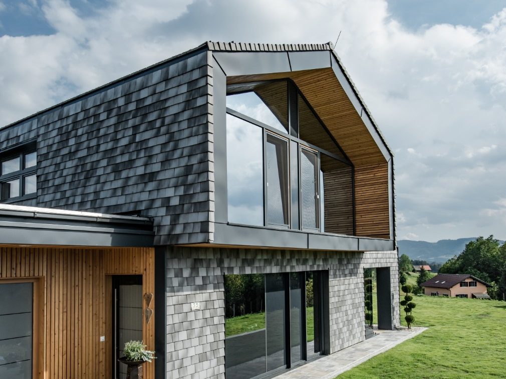 Designhouse in the south of Styria made with Tondach Tasche white-gray-antic, rooftiles, facade, Tasche eckig, single family house, detail, Einfamilienhaus, Tasche weiß-grau-antik, Einfamilienhaus, Fassade, Detail