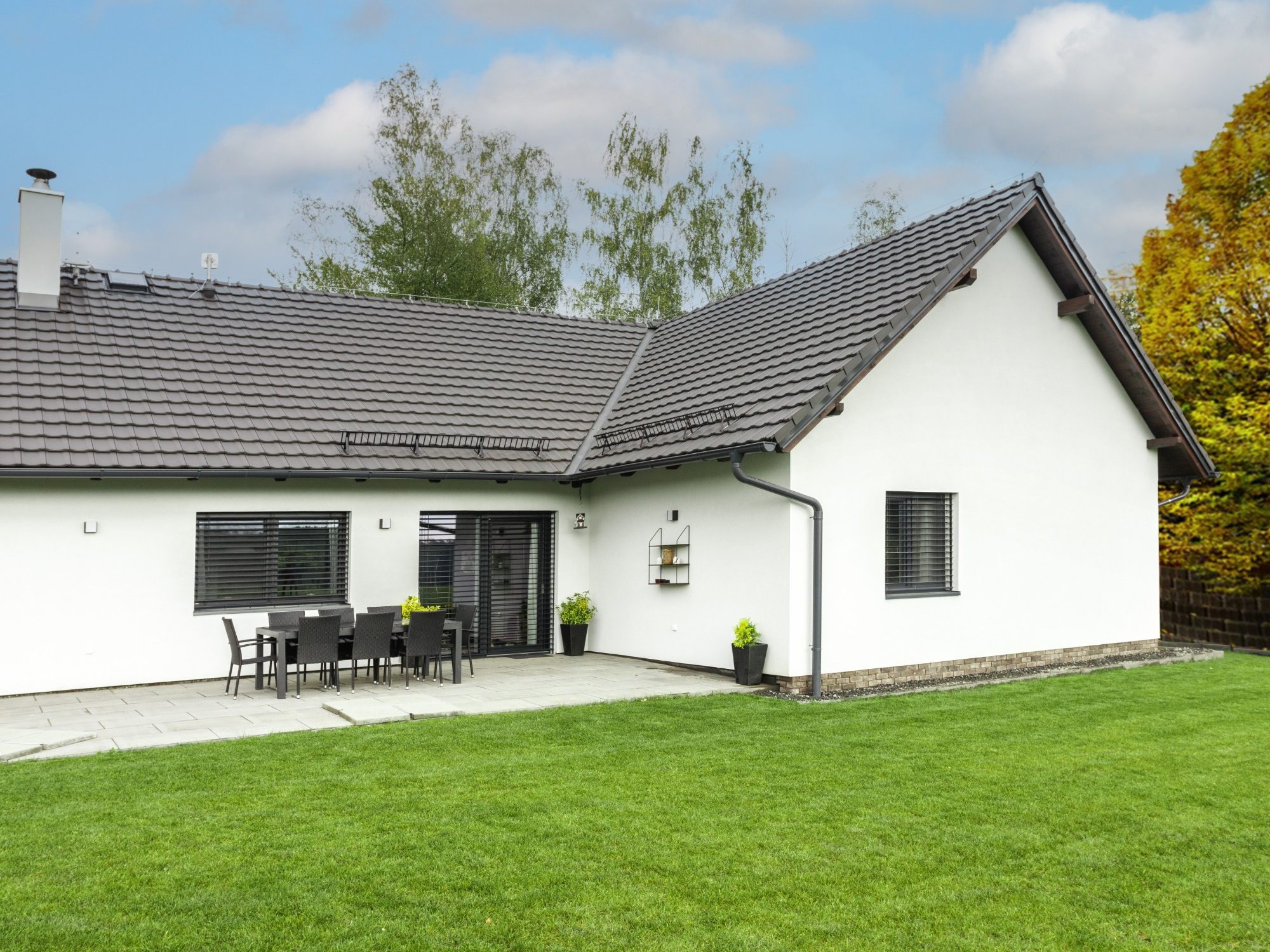 Reference rodinný dům Skalice 2020 - cihly Porotherm 38 T Profi, Porotherm 24 Profi, Porotherm 11,5 Profi, Porotherm 14 Profi a střešní tašky Tondach Stodo 12 engoba černá a lícové pásky Terca Pagus Grijs zwaart 