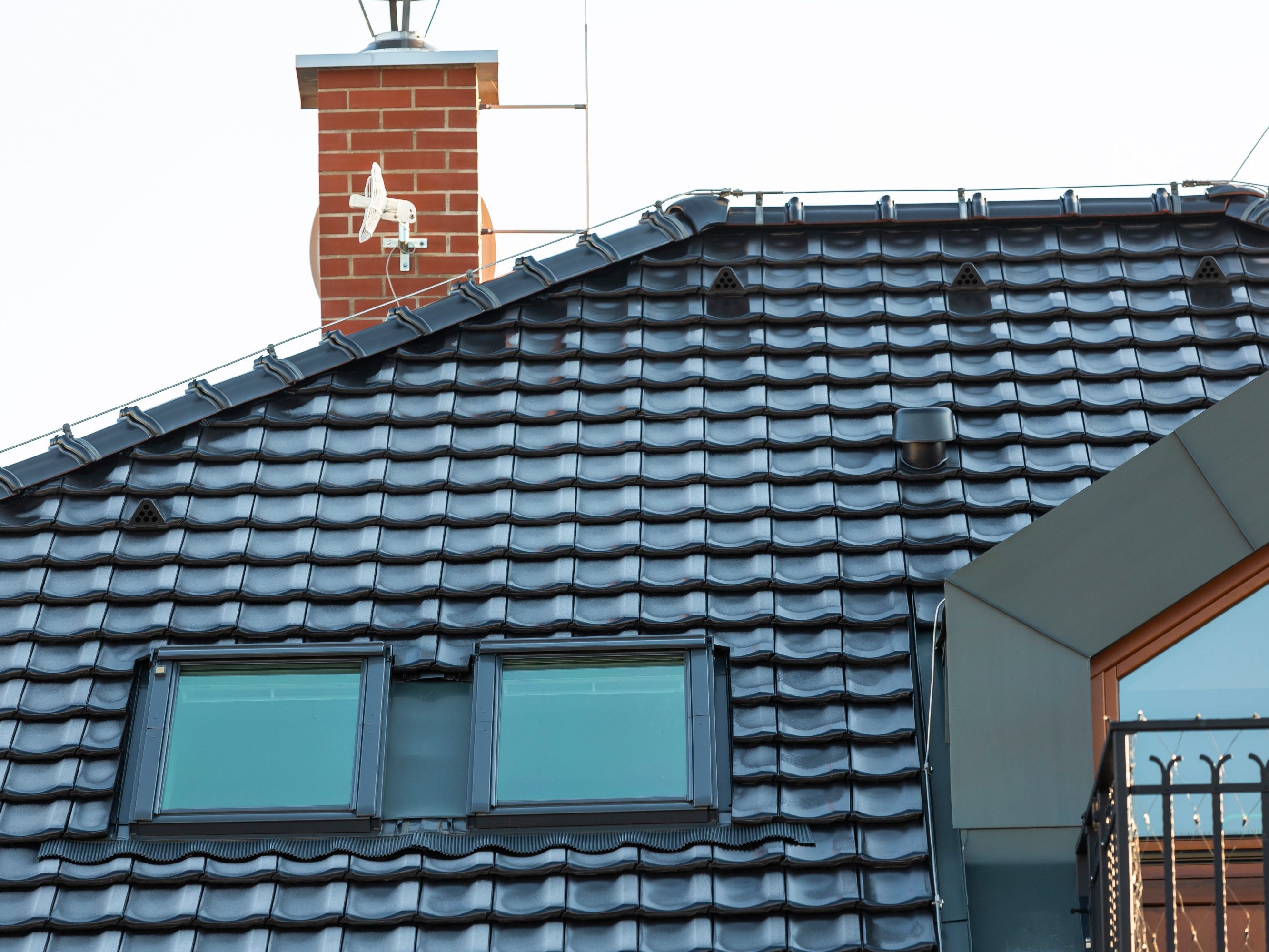 Rodinný dům Zdobín 2017 - Střešní krytina Tondach Stodo 12 glazura břidlicově černá | Reference Wienerberger