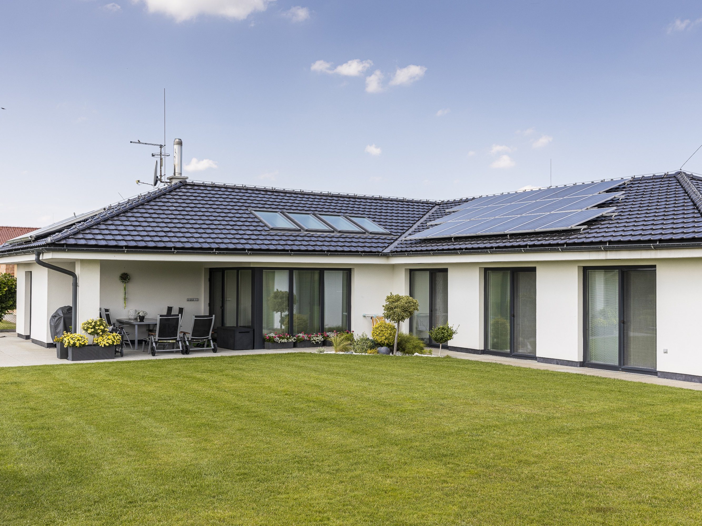 Rodinný dům Kunčice 2015 - střešní krytina Stodo 12 glazura břidlicově černá | Reference Wienerberger