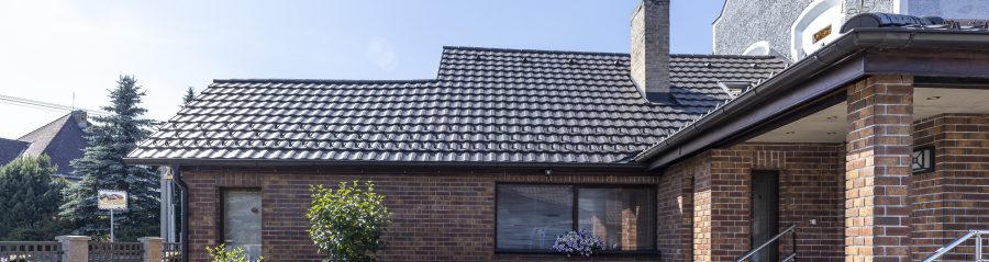 Rodinný dům Nová Cerekev 2016 - střešní krytina Tondach Stodo 12 glazura břidlicově černá | Reference Wienerberger