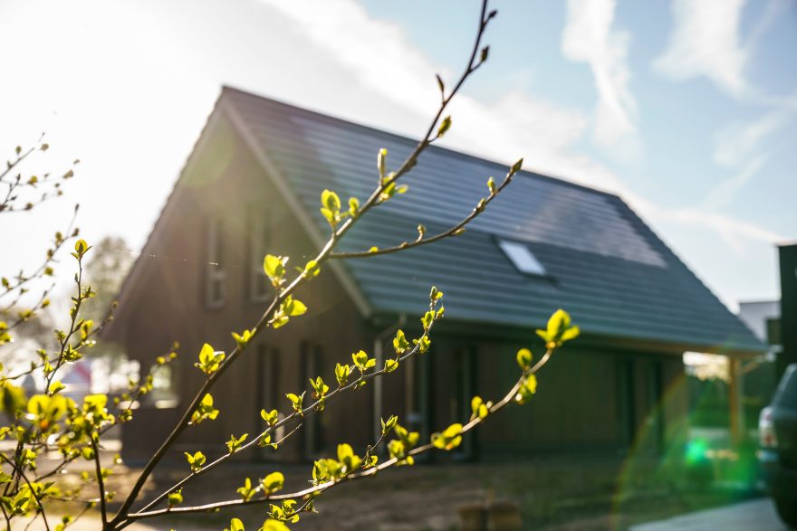 Product: Wevolt X-Tile. Architect/developer: Ekowood Woonconcept. Client: Brummelhuis Projecten. Contractor: Verhaegh Bouwbedrijf, Grashoek. Installer: Lucius.nu, Boxtel. New constructed detached house with Wevolt X-Tile | Weidebox, Helden