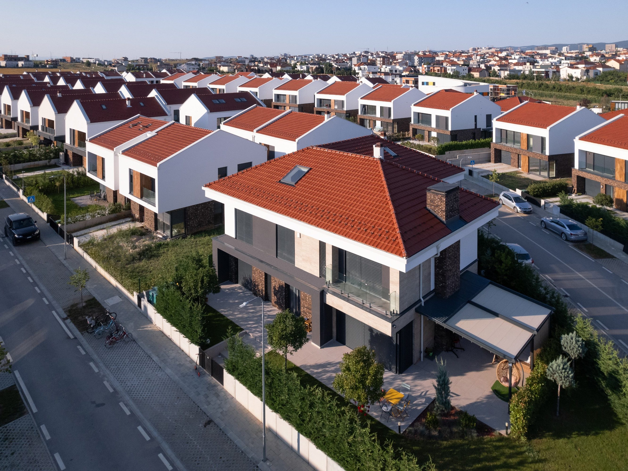 Qendresa Home with Contiton 12 red and Eco Dorado house 