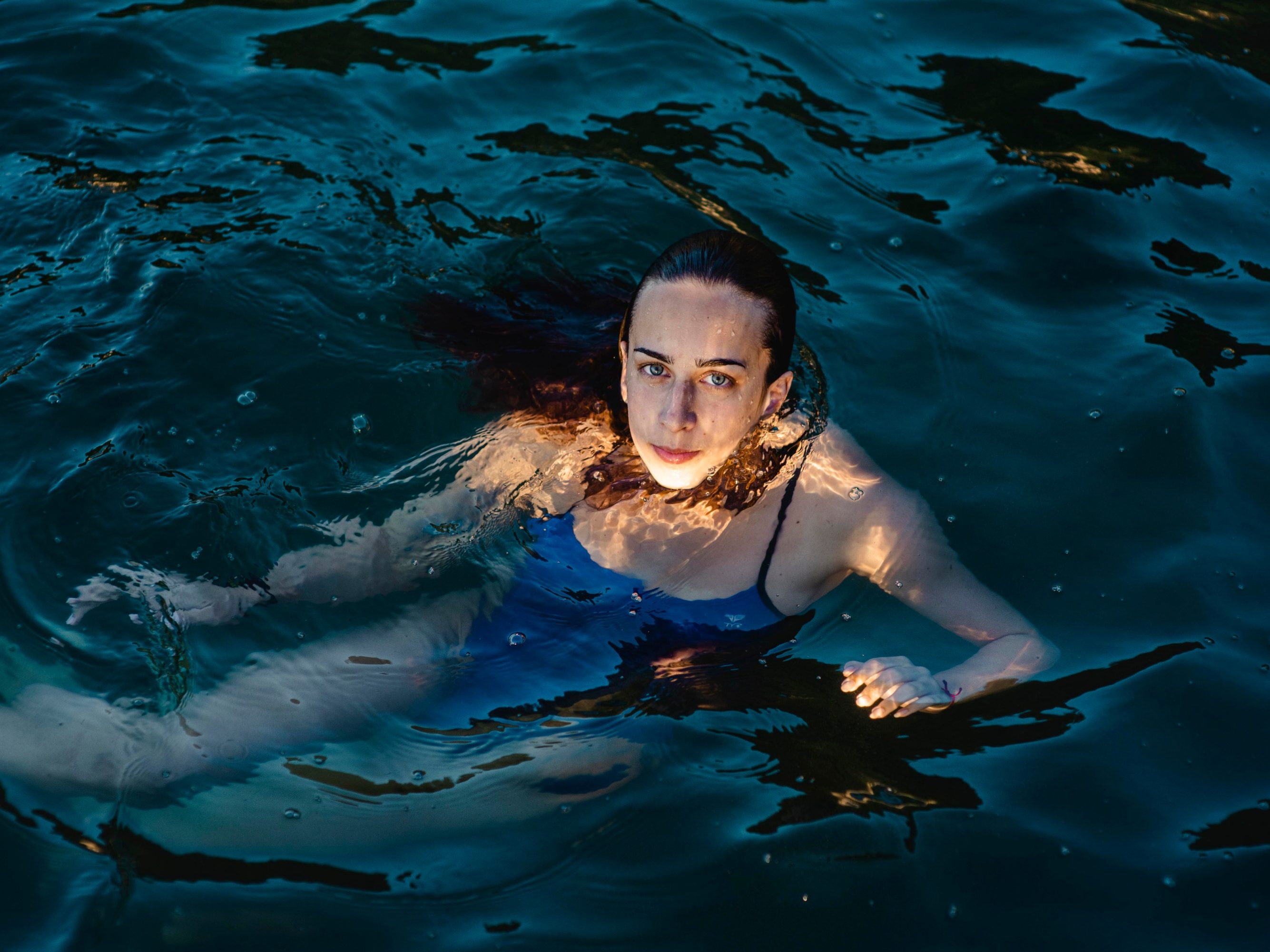female-swimmer-posing-while-swimming-water