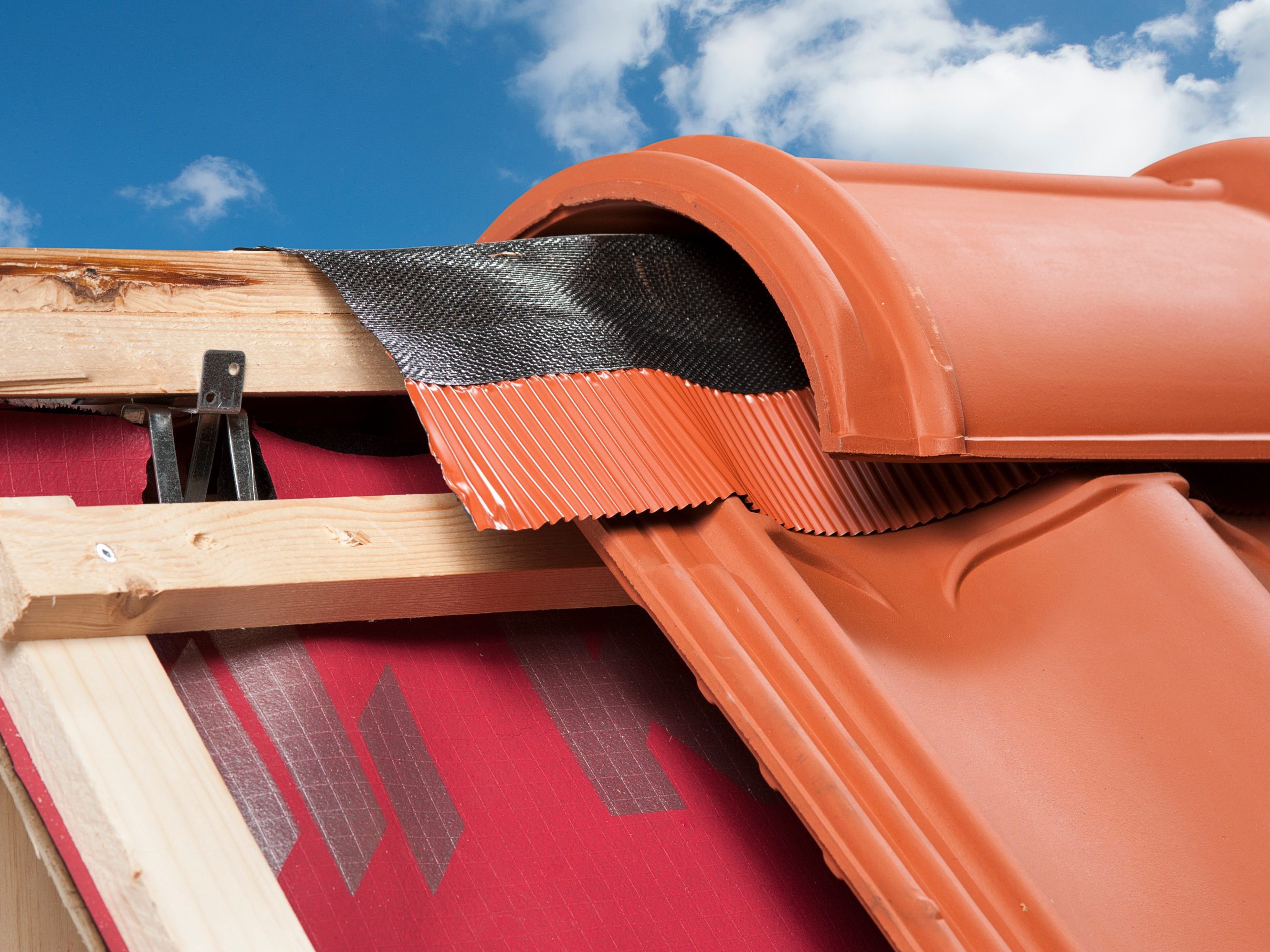 Flexi-Role Ventilating ondervorst consisting of finely woven PP fabric with both sides an aluminium slab equipped with 20 mm wide butyl adhesive strips. To use at the nok or at the corner twill. Adhesive strips prevent to curl up and guarantee a sustainable confirmation. Long life due by good UV-resistance. Length: role to 5 metres. Width: 320 mm. Color: red and black. Ventilation capacity 250 cm2/m1. Warranty: 15 years.  