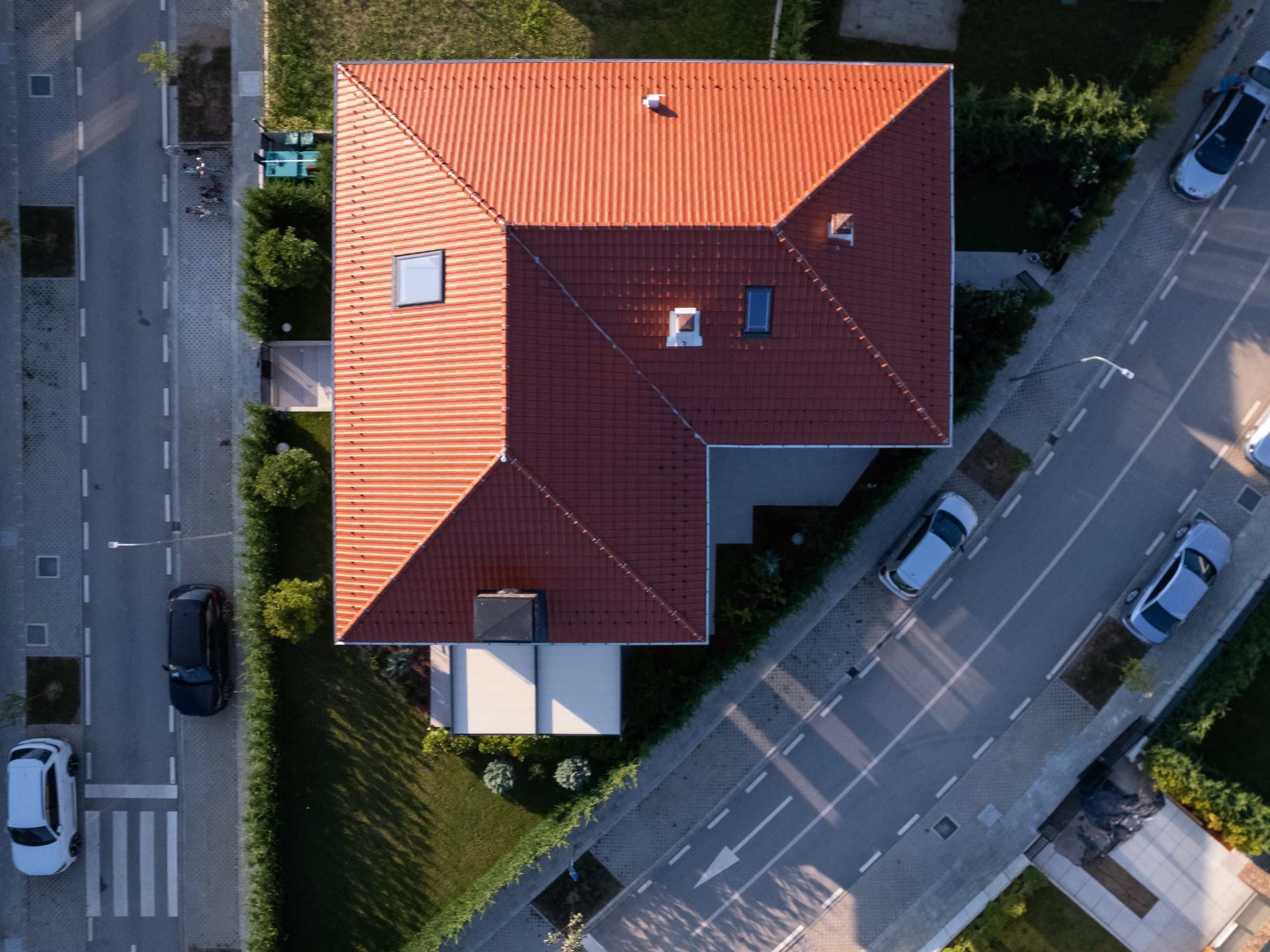 Qendresa Home with Contiton 12 red house up