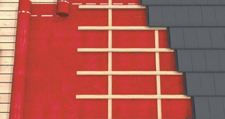 Како се поставува покривната фолија?