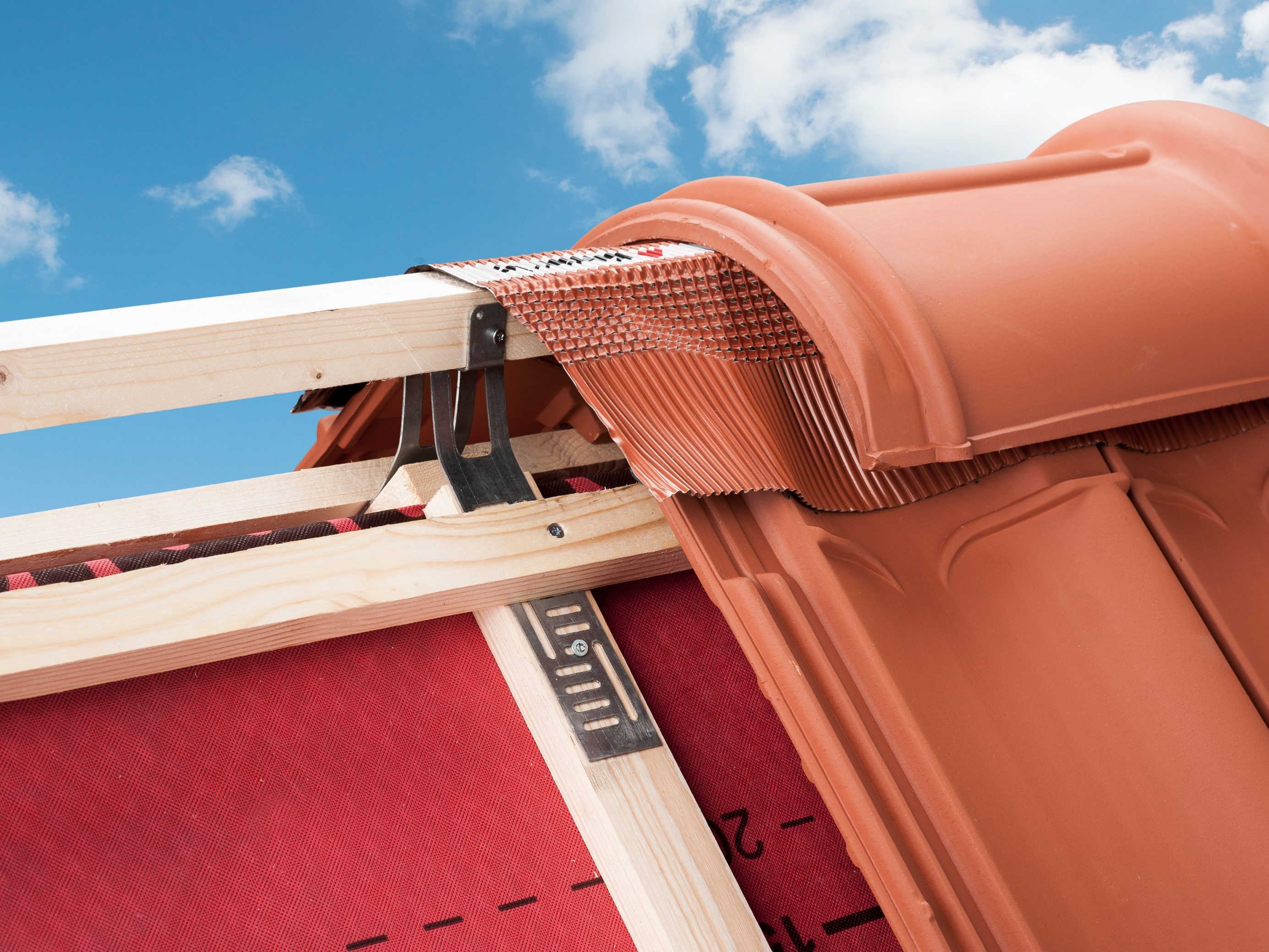 Grafi- Role. Ventilating ondervorst with unique micro-perforations consisting of finely corrugated lead with acrylaatcoating and two high-quality butylstrips for a good adhesion.  For hollow and flat roof tile models.  Long life due by good UV resistance.  Supplied on a roll of 5 meters.  In two width sizes: 210 and 320 mm.  Color: red and black.  Ventilation capacity of 332 cm2/m1.  Warranty : 30 years.  Perfectly suitable for working in the winter.