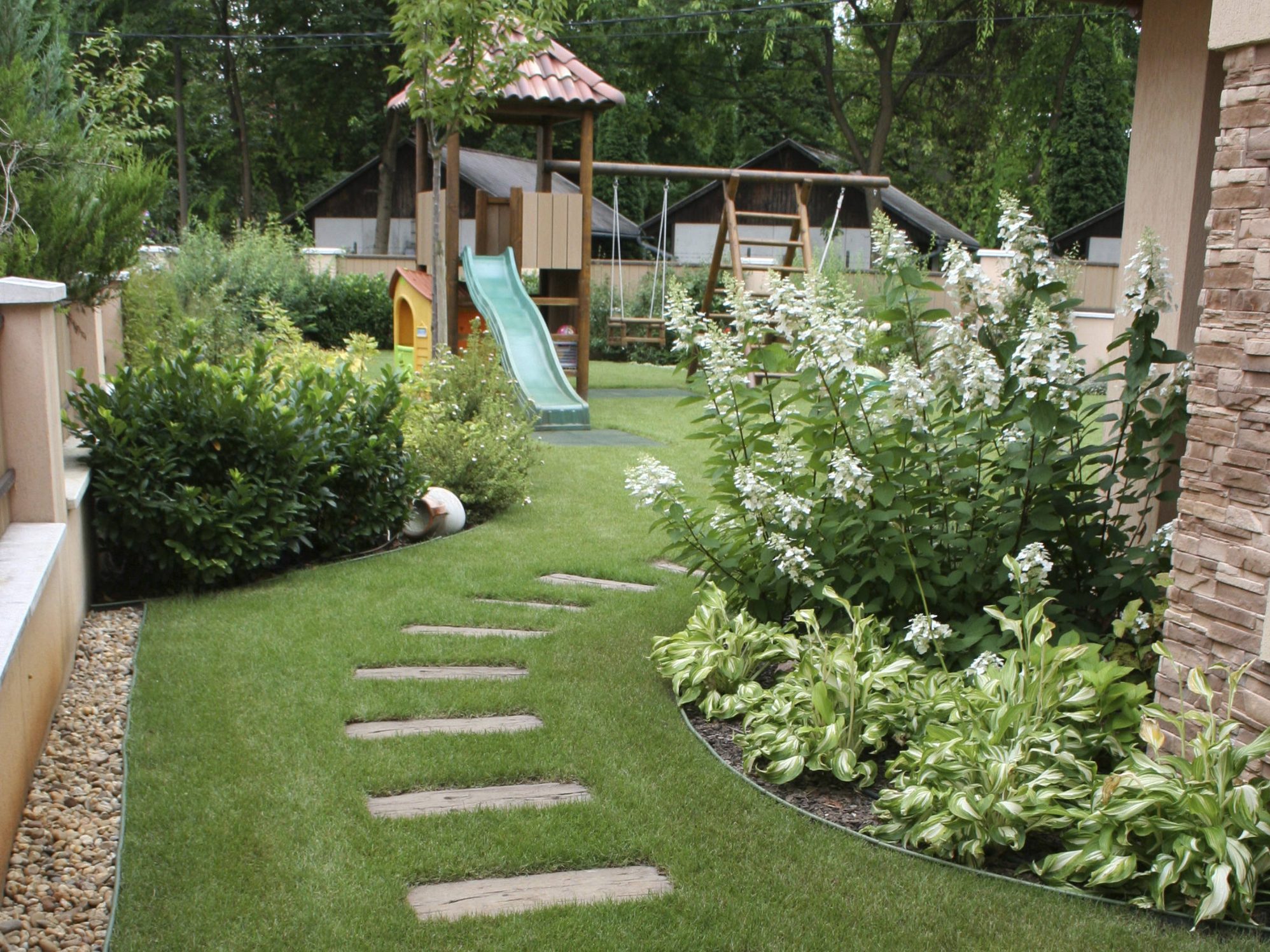 Патека во дворот со Bradstone Log Traversa