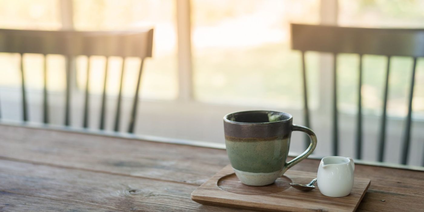 Eлементи од природно дрво и глина