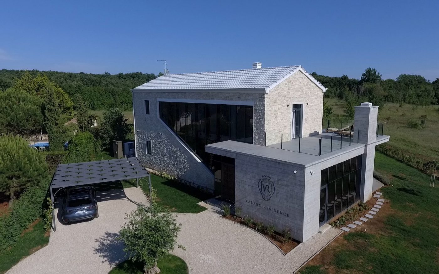 Ќерамиди Tondach Contiton 9 бела боја модерна куќа покрив со наклон