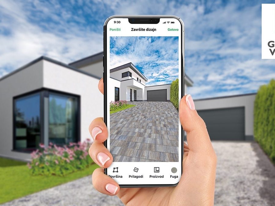 Ruka drži mobitel s aplikacijom GardenVisions ispred kuće s uređenom okućnicom.