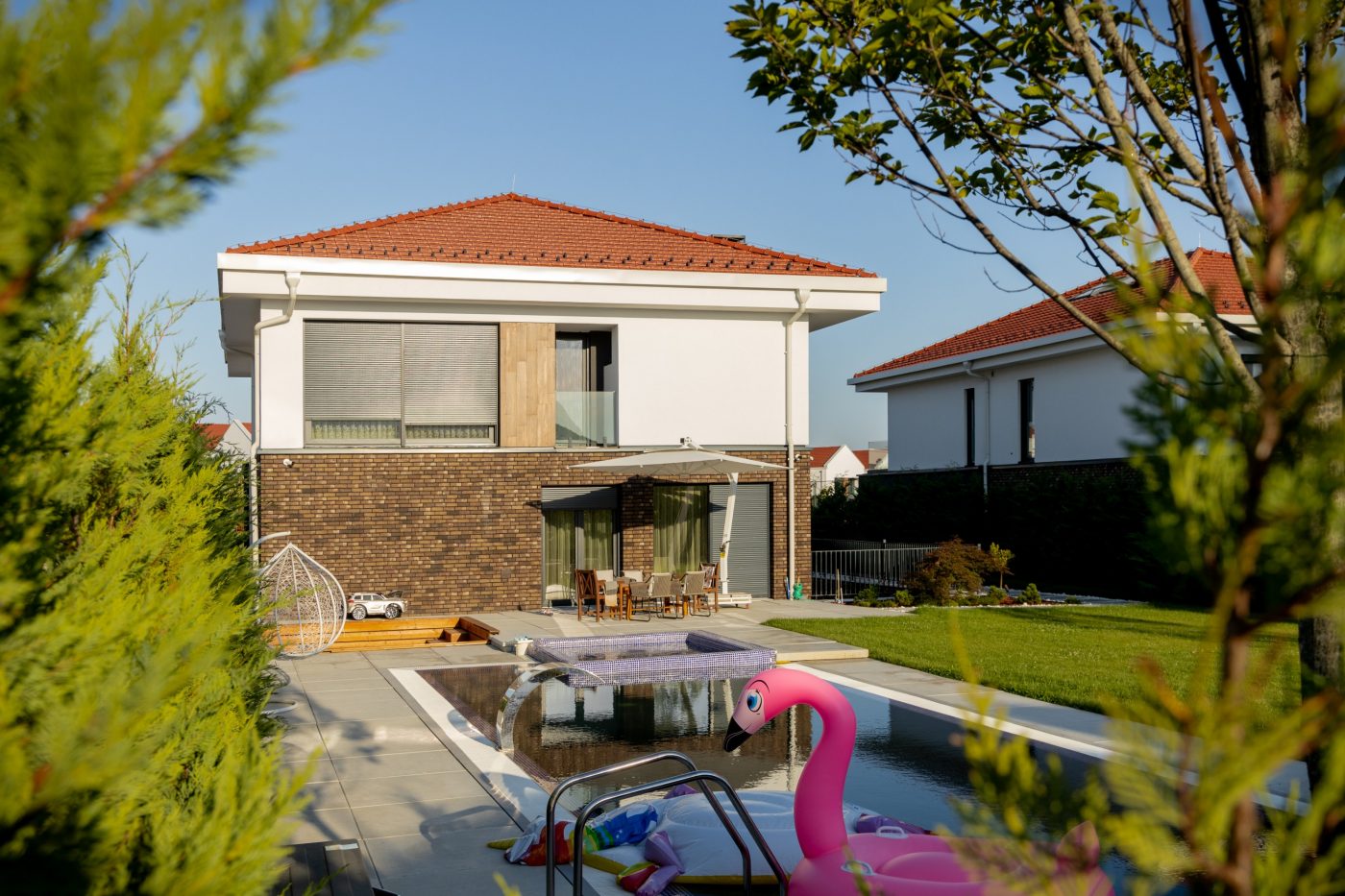 Qendresa Home with Eco Dorado and Contiton 12 red house
