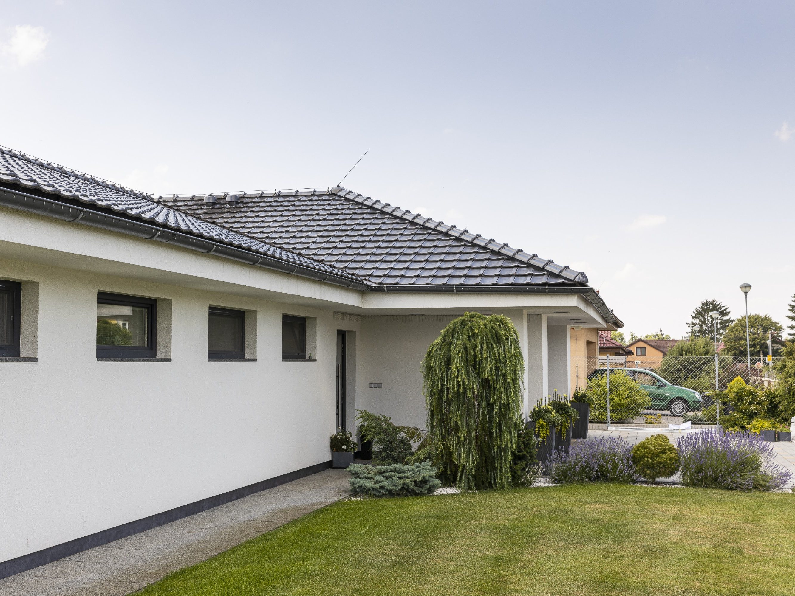 Rodinný dům Kunčice 2015 - střešní krytina Stodo 12 glazura břidlicově černá | Reference Wienerberger