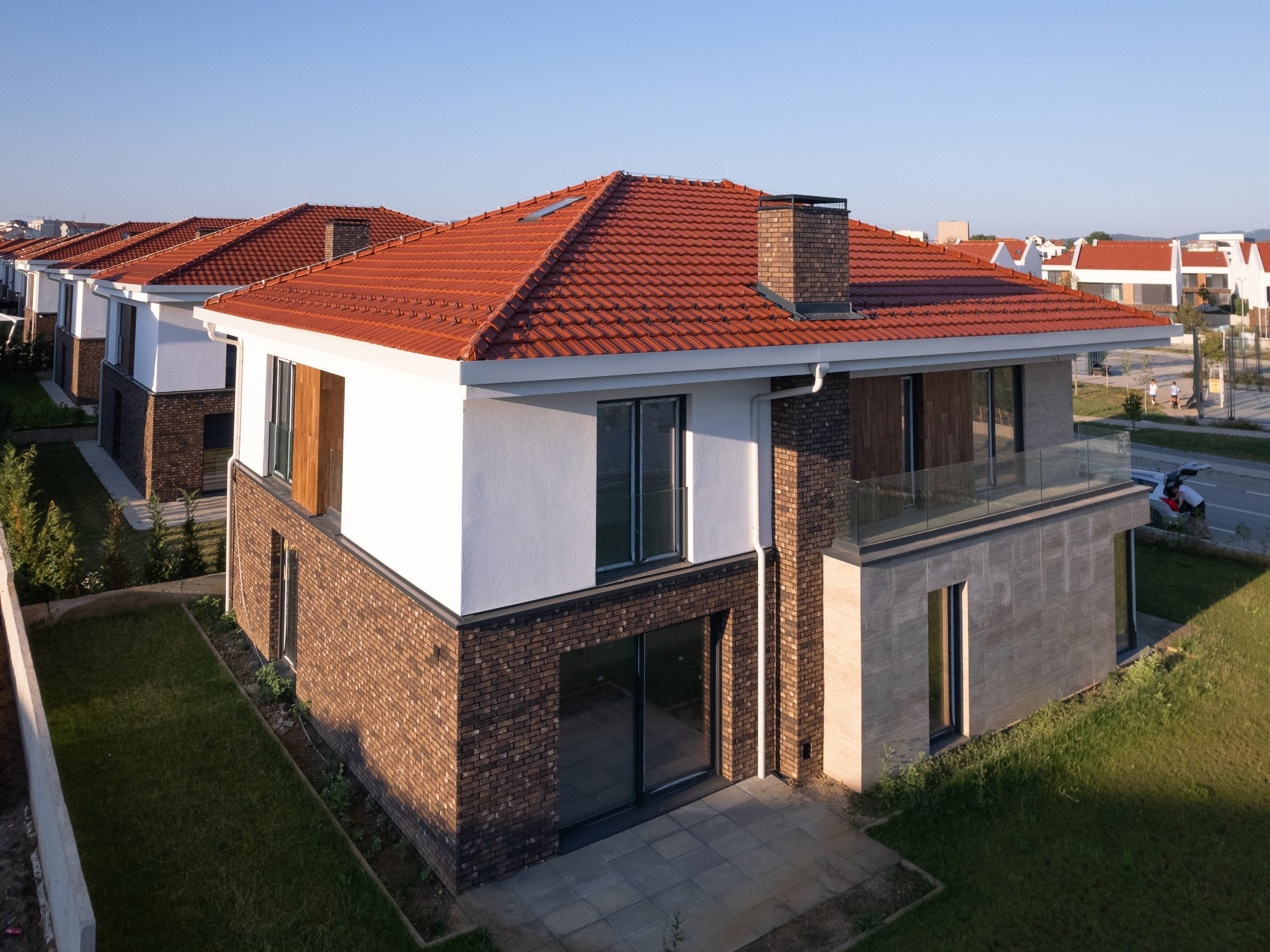 Valens residence projekt sa bijelim Tondach Saturn crijepom