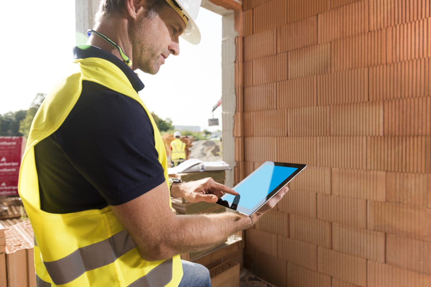 Construction worker with tablet computer, Fast Forward Commercial Excellence