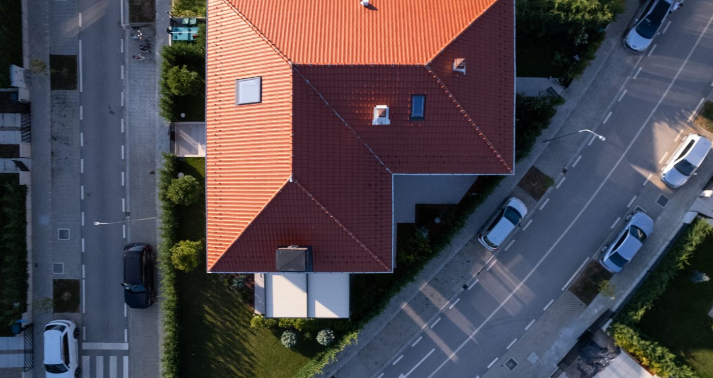 Tondach ravni glineni crijep na modernoj kući u šumi - bijela boja, ptičja perspektiva