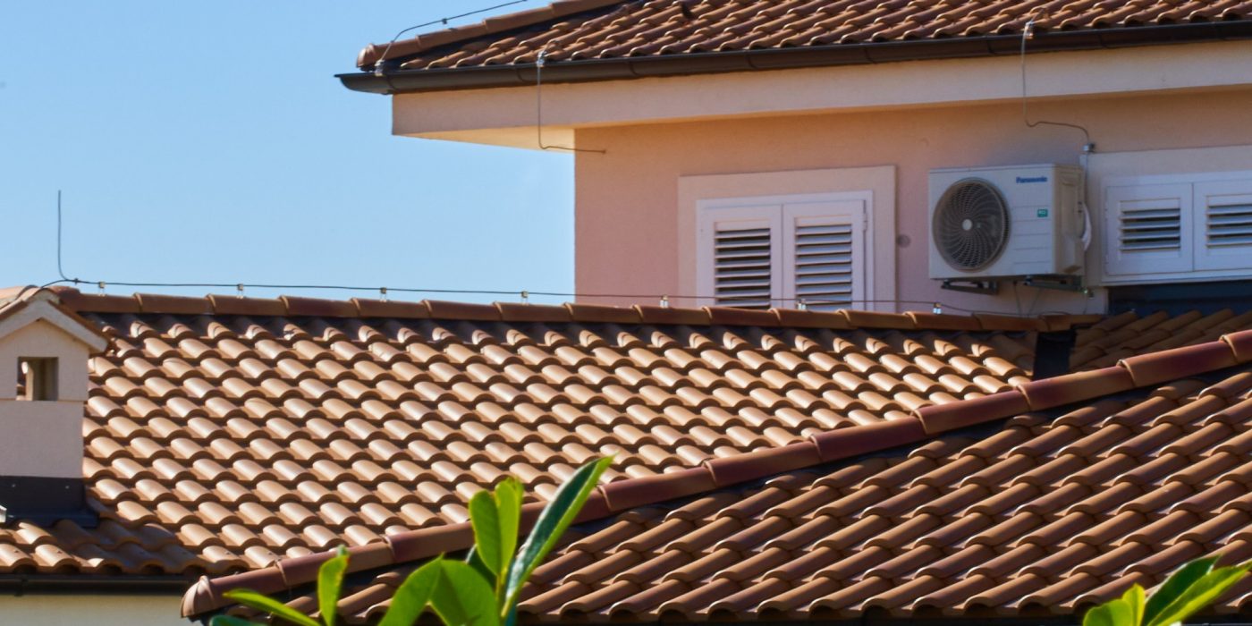 Tondach Mediteranska linija - valoviti glineni crijep za prioblje, bijela boja, mediteranska arhitektura