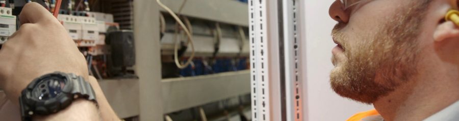 Zaposlenik u proizvodnji pregledava strojeve