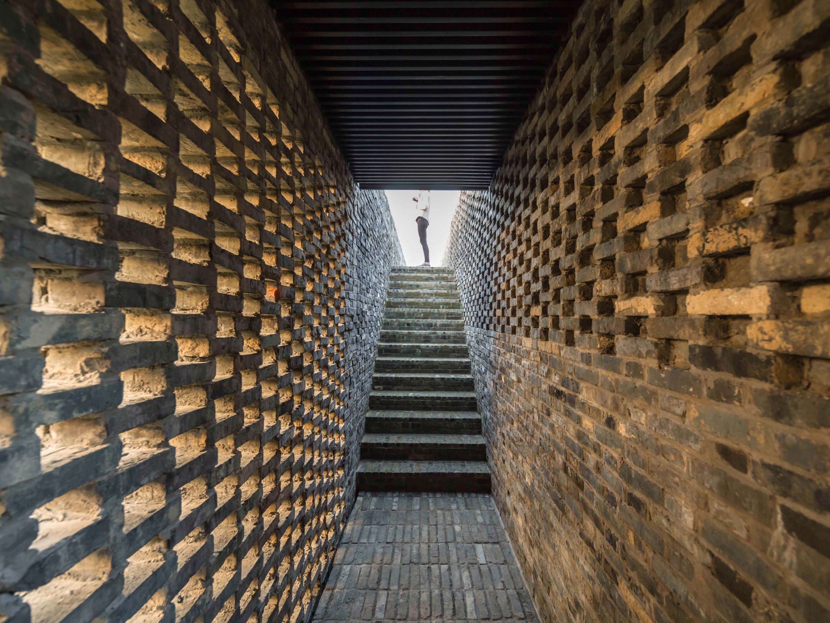 Tsingpu Yangzhou Retreat. Brick Award 22 Category "Building outside the box". neri & hu design and research office. Hallway view